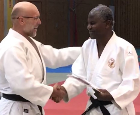 Martin Bobert, Präsident des Württemberischen Judo Verbands zeichnet auf der 13. Internationalen Judofortbildung in Tübingen Augustin Affovi mit der Silbernen Ehrennadel aus.