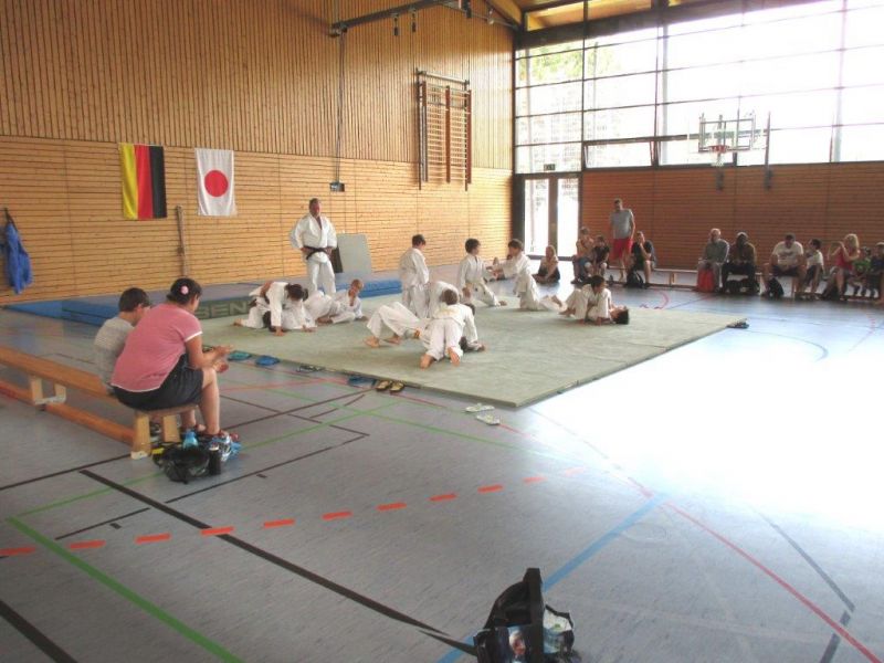 Die Judo-Eltern und -Großeltern sind neugierig, was die Kinder in der Spitalwald-Halle zeigen werden.