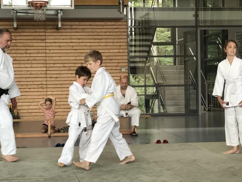 Große Judoka helfen kleinen Judoka.